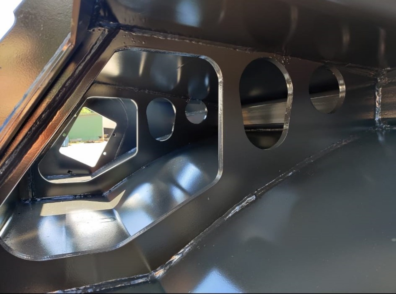 kuvassa vsj steelin metallinen tukirakennelma tankin sisältä