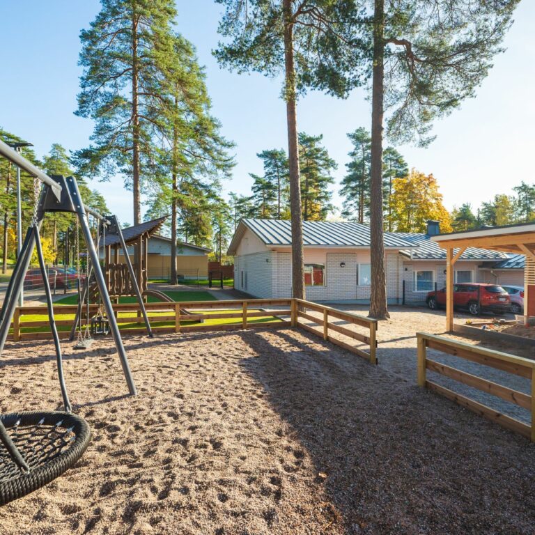Koulurinteen päiväkodin piha.