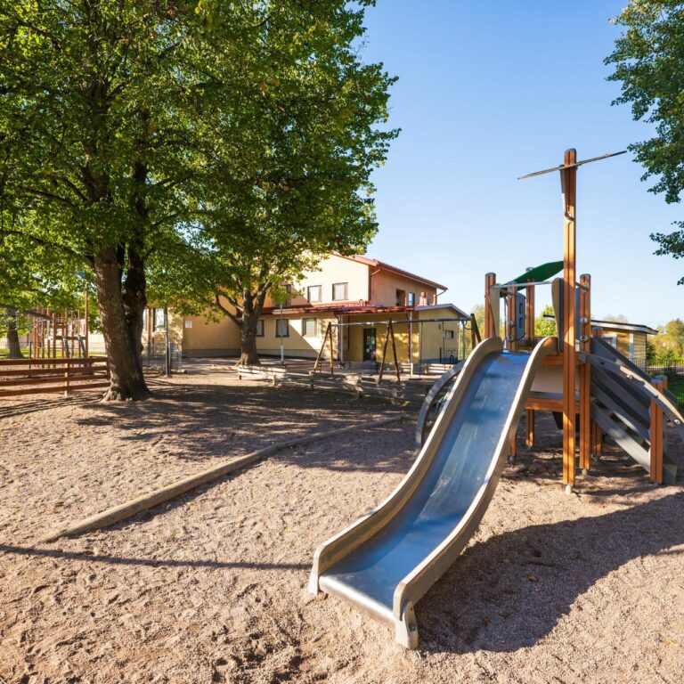 Liukumäki Nostavan päiväkodin pihalla.