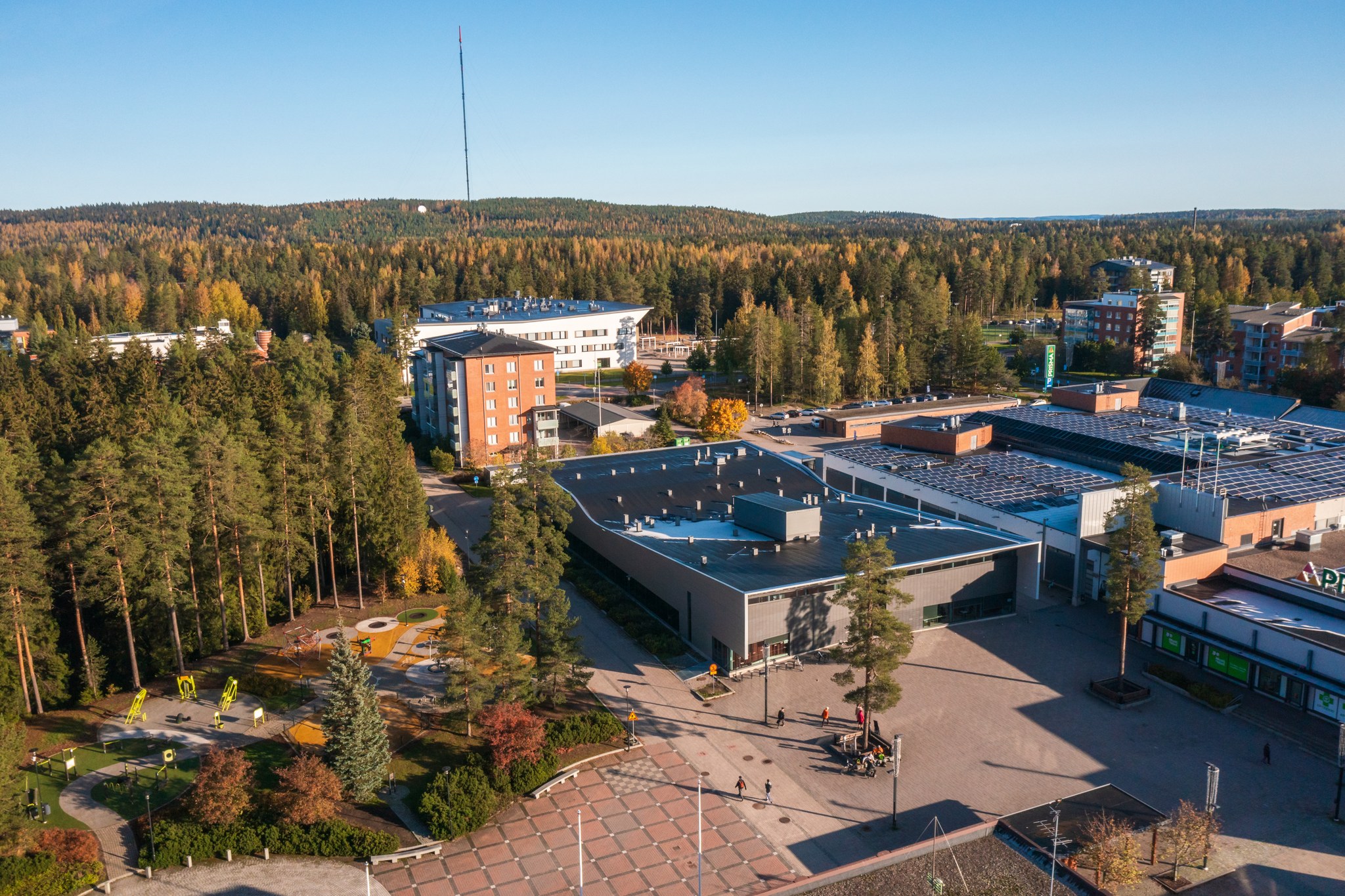 Ilmakuvassa Hollolan tori ja pääkirjasto.