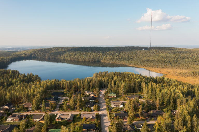 Ilmakuva kuntakeskuksen asutuksesta kohti Iso-Tiilijärveä ja Tiirismaan metsää.