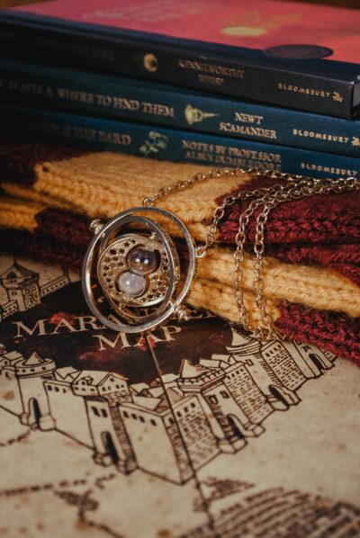 Kuvassa Harry Potter kirjoista tuttu ajankääntäjä.