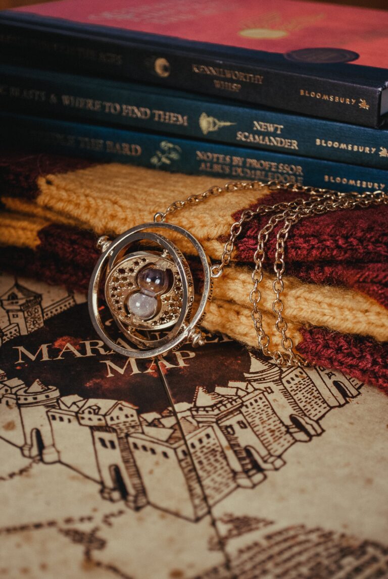 Kuvassa Harry Potter kirjoista tuttu ajankääntäjä.