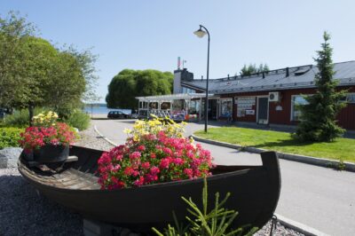 Kesäinen kuva Messilä Campingin rakennuksista.